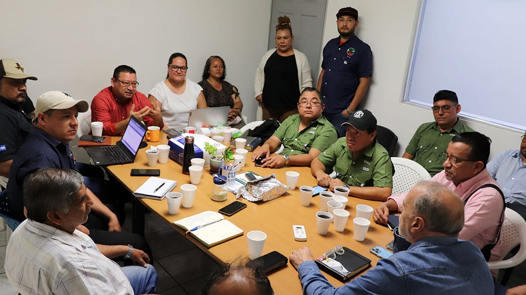 La reciente reunión entre la <a href="/UnidadSindical_/">Unidad Sindical Oficial</a> Salvadoreña y la <a href="/RelUITA/">Rel-UITA</a> marca un avance significativo en la articulación y fortalecimiento del movimiento sindical en El Salvador. Este encuentro reafirma la importancia de la cooperación internacional y el intercambio de