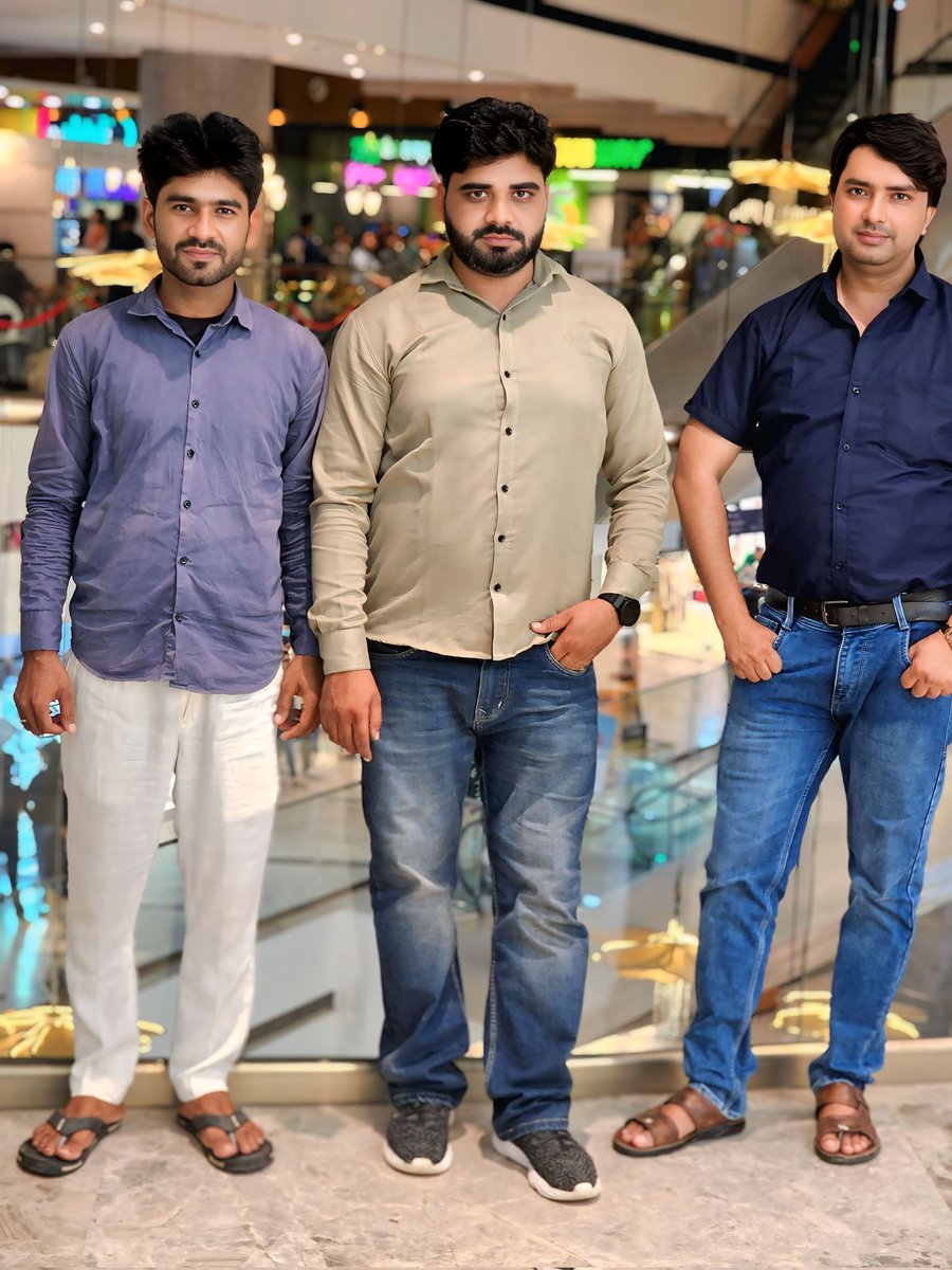 अगर बिकी तेरी दोस्ती,
तो सबसे पहले खरीददार हम होंगे,
तुझे मालूम न होगी तेरी कीमत,
तुझे पाकर सबसे अमीर हम होंगे,
दोस्त पास हो तो जीने में भी शान है,
दोस्त ना हो तो महफिल भी शमशान है,
सारा खेल दोस्ती का है मेरे दोस्त...
वरना बारात और जनाजा एक ही समान है।
Dr Mustufa
Dr shakeel