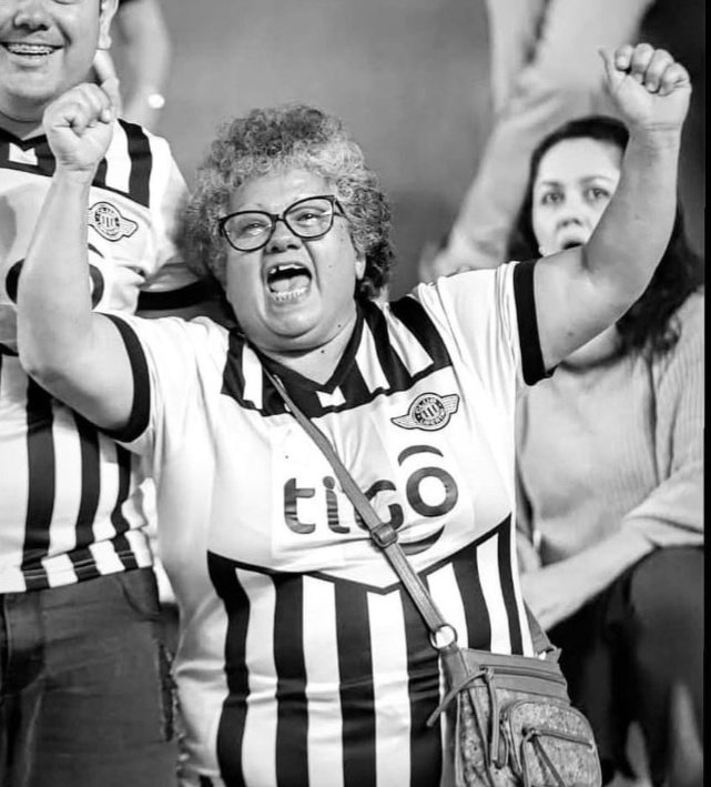 QEPD Ña Mirian. Fiel hincha Gumarela. Siempre se le veia en las gradas, le enfocaban en la transmisión.