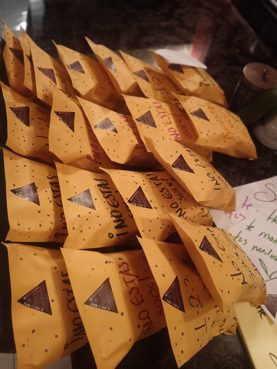 Cómo han estado reencarpetando la Zaragoza, tuve que venir temprano a la paquetería, porque se hace un desmadre bien feo.  Enviado todo, aquí andamos amix, siempre trabajando. ¡No están solxs! 🔺