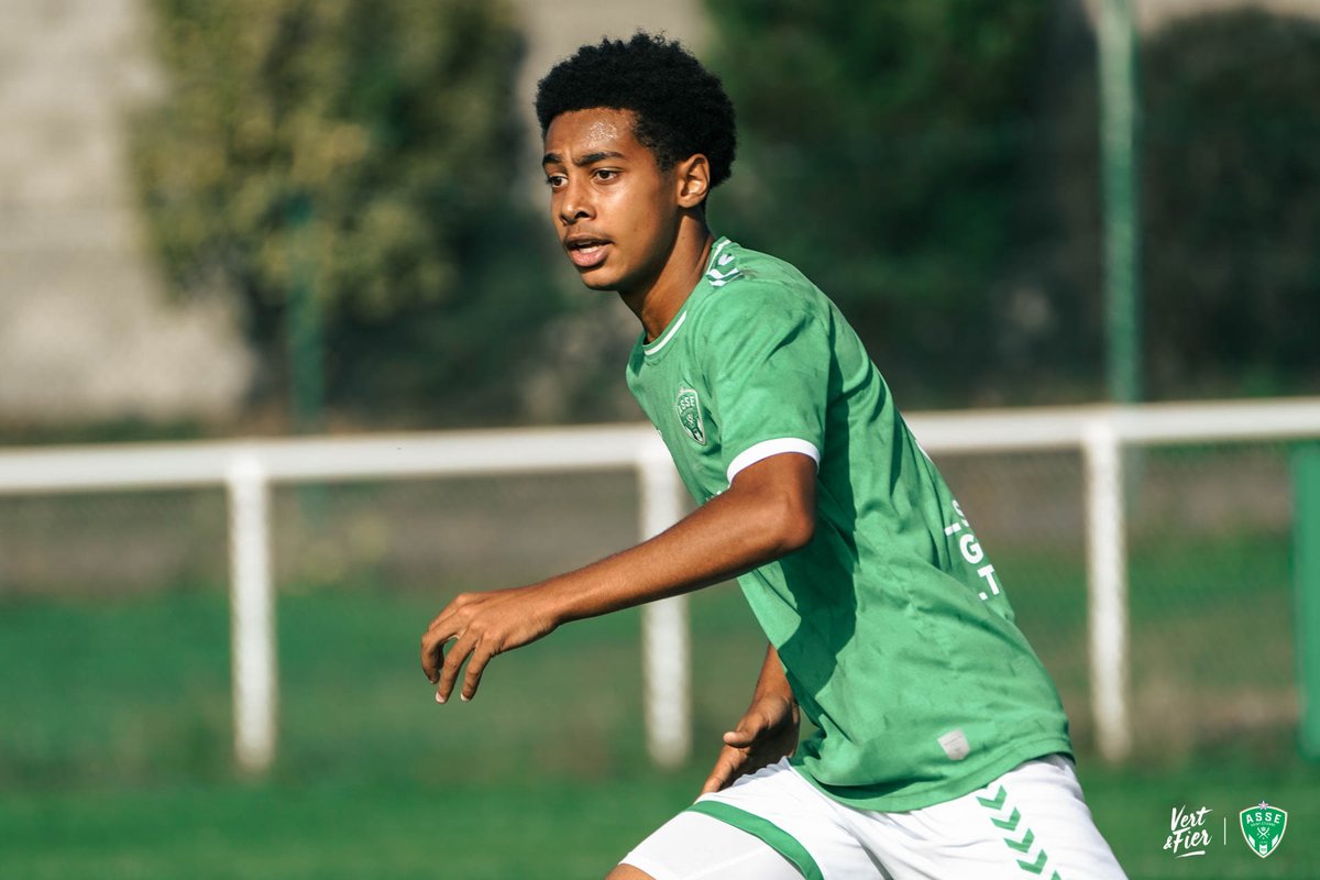 Djylian N'guessan

16 yaşında pırıl pırıl hücumcu St. Etienne forması giyiyor yaşından beklenmedik bir oyun içi olgunluğu ve yüksek pres gücü var fakat kaleyi çok denemesinden mütevellit alt yaş kategorilerinde iyi skor üretmesine rağmen bitirciliğini geliştirmesi gerekiyor.