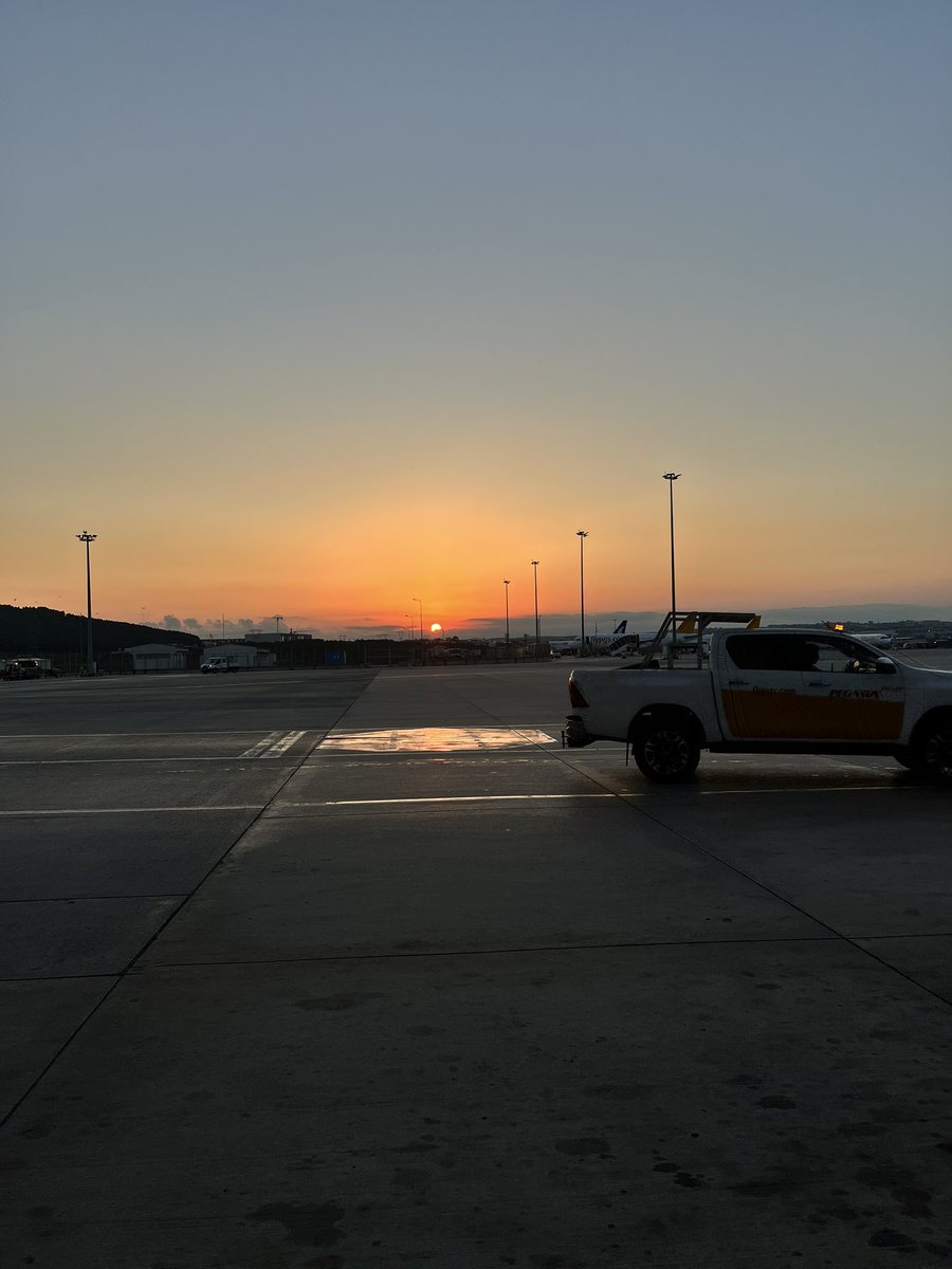 ezlern's tweet photo. Havalimanında çalışmanın en sevdiğim tek bir yanı var o da güneşin doğuşunu ve batışını izlemek muazzam bir huzur ☀️🌻 https://t.co/Z8mS4AERcM