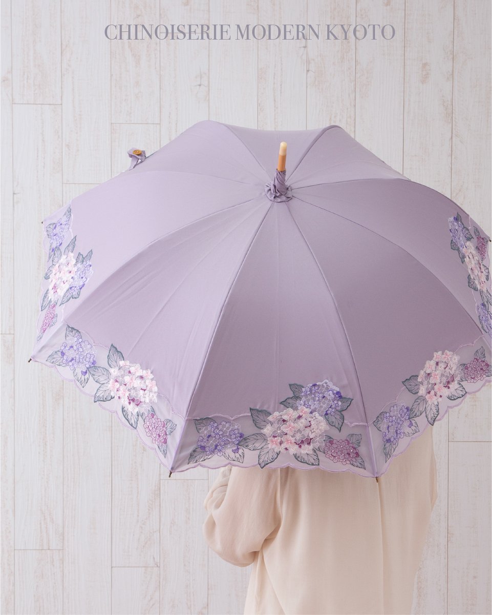 【あじさいの陰影が、美しい影をつくる。🕊】
女優日傘シリーズより、カットワーク刺しゅうで咲くあじさいの傘。
光を受けて浮かび上がる、職人の手仕事が織りなす立体感。
淡く上品な3色展開です。

#女優日傘 #あじさい刺しゅう #カットワーク刺しゅう #日傘のある暮らし #シノワズリーモダン京都