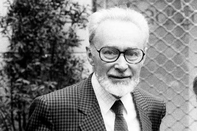 "Un país es considera tant o més desenvolupat com més sàvies i eficients són les lleis que impedeixen al miserable ser massa miserable i al poderós ser massa poderós"
(Si això és un home)
Primo Levi, supervivent de l'Holocaust, va néixer a Torí el 31 de juliol de 1919