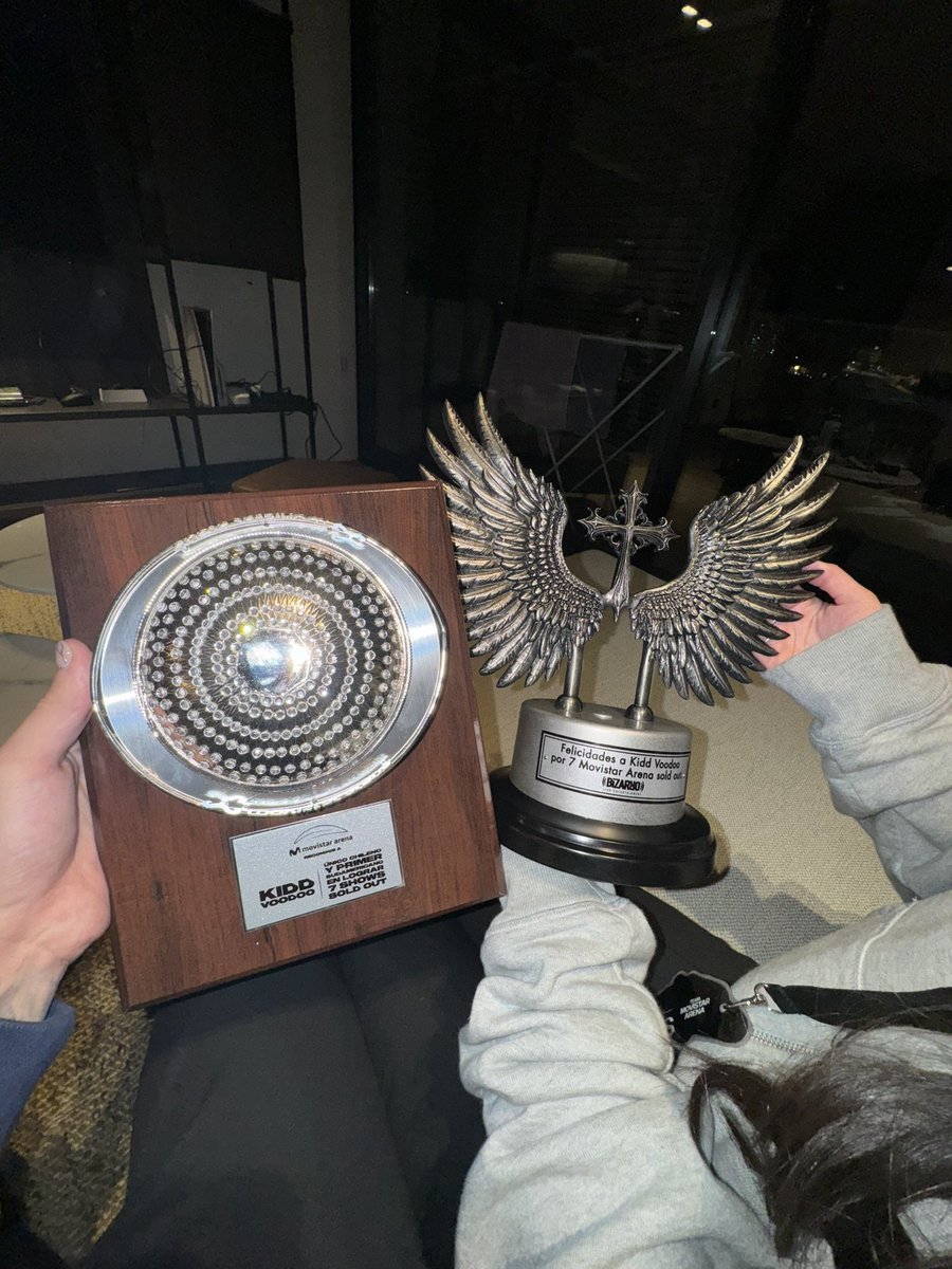 Este enorme equipo hizo 7 enormes sold out!!!! gracias a todos de verdad, sin ustedes nada de esto seria posible, a veces siento que estoy viviendo una pelicula, ya no se que mas soñar

les amo satiros y satiras 

nos vemos el 7
SATIROLOGIA DELUXE!!