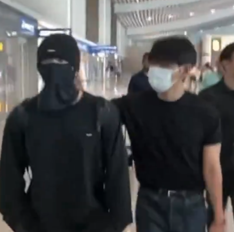 smol_kia's tweet photo. WE FINALLY GOT A TAEKOOK AIRPORT MOMENT AFTER SO LONG https://t.co/qePNkYOeQR