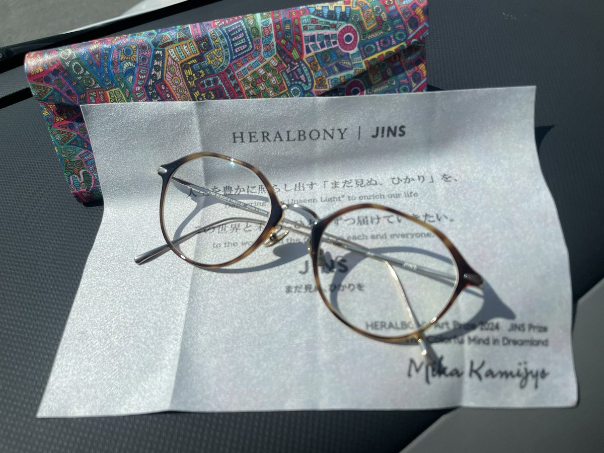 JINSでダテメガネ買った

へラルボニー <a href="/heralbony/">ヘラルボニー / HERALBONY</a> とコラボしてたから
めちゃ可愛いケースGet!!