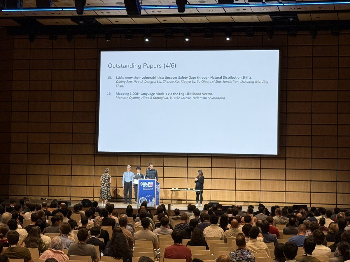 対数尤度ベクトルをモデル座標にして言語モデルの地図をプロットする論文、ACL2025でOutstanding paperを受賞しました。すごい🎉