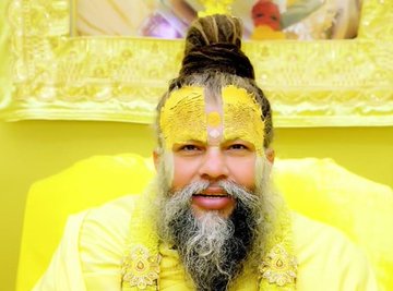 अगर आपको आपके चरित्र ओर संस्कारों का पता है तो आपको वास्तव म  प्रेमानंद जी महाराज की कही बातों से कोई फर्क नहीं पड़ेगा और आपके परिवार को भी। इंसान उसी समय नाराज़ होता है जब उसे उसका असली आइना दिखा दे या फिर वो एक ढोंग कर रहा है। #premanandmaharaj
