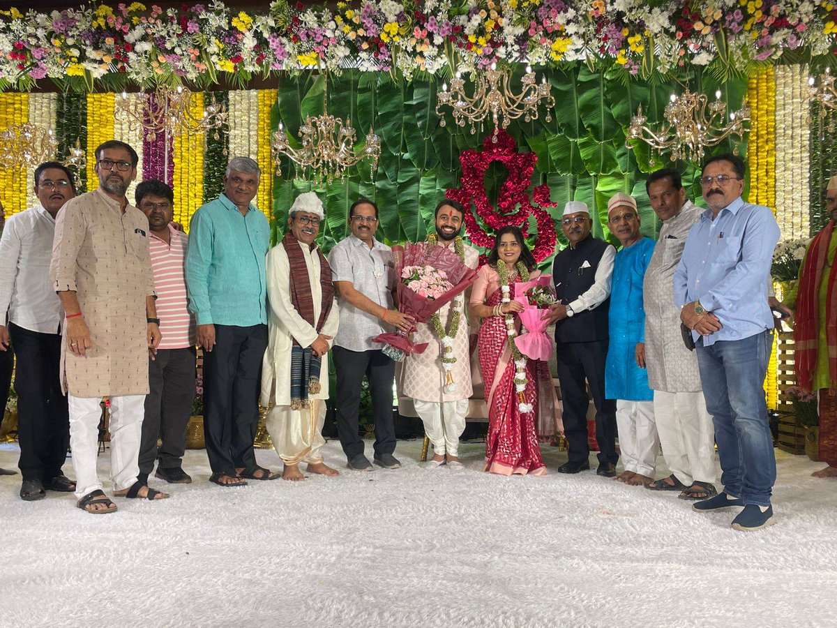 KishorShitole8's tweet image. मित्रवर्य श्री. अजित कोरटकर यांच्या कन्येच्या साखरपुडा सोहळ्यास हार्दिक #शुभेच्छा💐 
सोबत सहकारी नगरसेवक मा. श्री. दिलीप थोरात, श्री. सुरेंद्र कुलकर्णी, श्री. रखमाजी जाधव, श्री. अरविंद डोणगावकर, श्री. विकास कुलकर्णी, श्री. प्रवीण मारकळ.
#साखरपुडा #KishoreShitole #ChhSambhajinagar