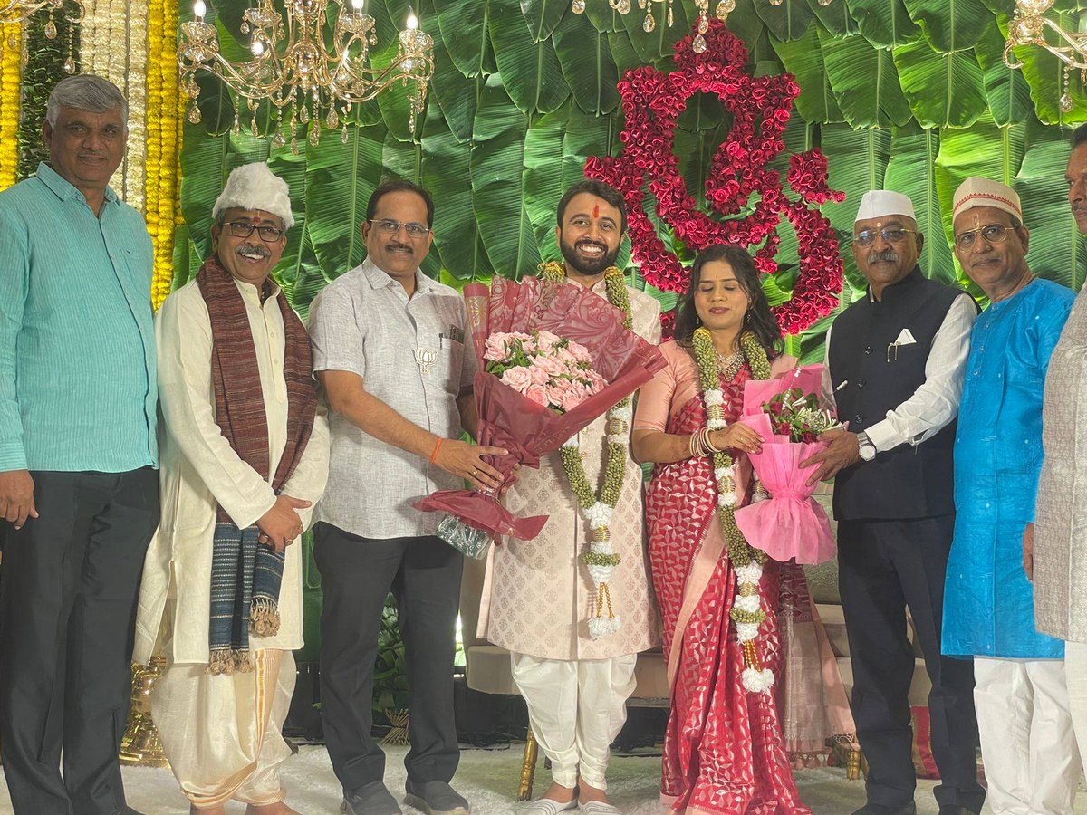 KishorShitole8's tweet image. मित्रवर्य श्री. अजित कोरटकर यांच्या कन्येच्या साखरपुडा सोहळ्यास हार्दिक #शुभेच्छा💐 
सोबत सहकारी नगरसेवक मा. श्री. दिलीप थोरात, श्री. सुरेंद्र कुलकर्णी, श्री. रखमाजी जाधव, श्री. अरविंद डोणगावकर, श्री. विकास कुलकर्णी, श्री. प्रवीण मारकळ.
#साखरपुडा #KishoreShitole #ChhSambhajinagar