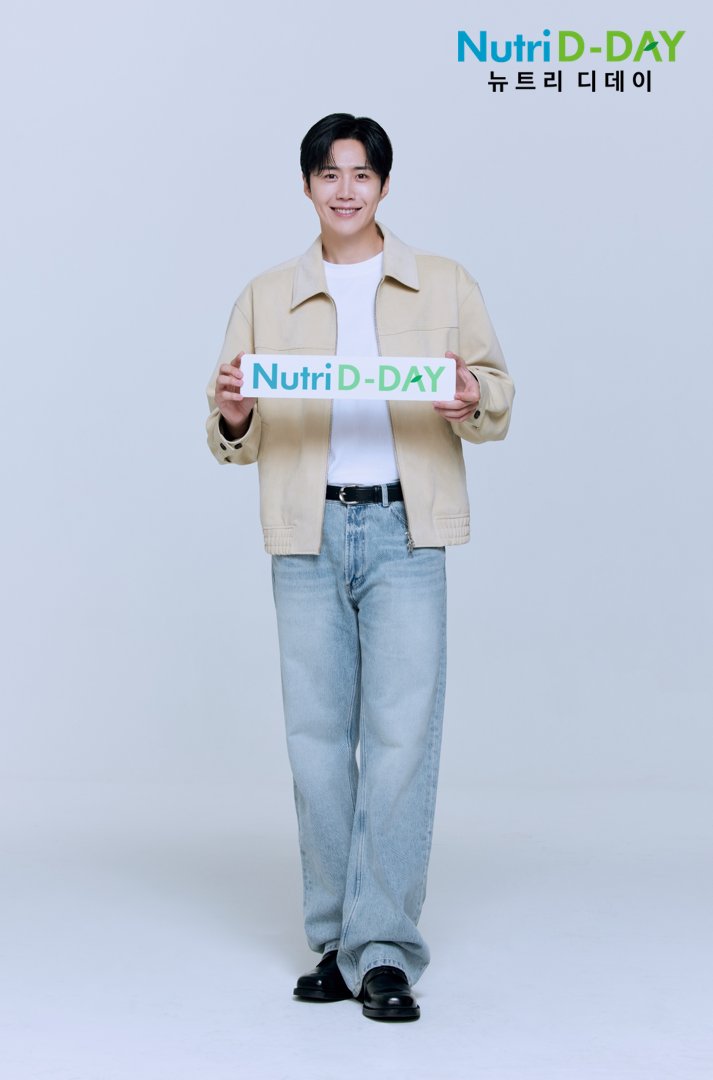 NutriD_day's tweet photo. 뉴트리디데이, 배우 김선호 전속 모델 발탁✨

뉴트리디데이가 새로운 브랜드의 얼굴로 "배우 김선호"님을 발탁하였습니다👏🏻

다채로운 매력의 김선호와 뉴트리디데이의 만남,
온 가족이 믿고 먹는 건강기능식품 브랜드💚

배우 김선호와 함께할 다양한 활동, 기대해주세요🍀 https://t.co/q1f5aBUveb