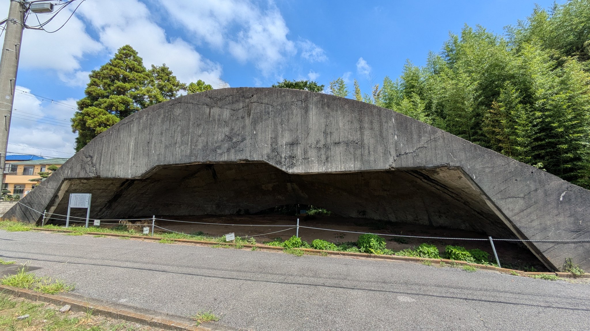 空襲に散った2生徒の像(安らぎの像)。 空襲に散った2生徒の像(安らぎの像)。