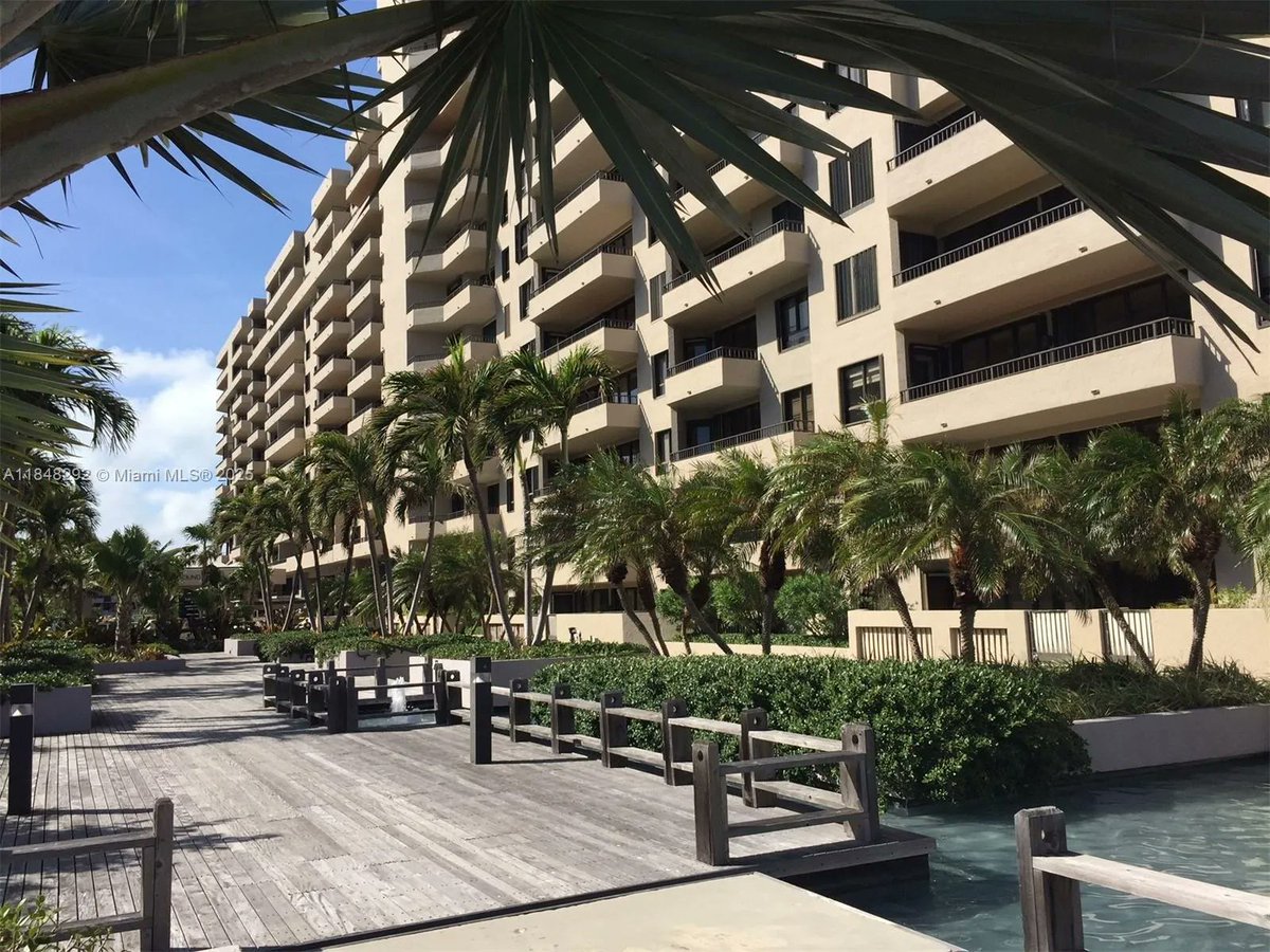 Key4RealEstate's tweet photo. 251 Crandon Blvd Unit 408, Key Biscayne, FL, 33149
2 bed | 2 bath 1532 Sq. Ft.
Active | 8000
https://t.co/hU9agFjx09
West exposure, completely remodeled, contemporary style unit with the latest and highest standards. White porcelain tile throughout, open gourmet kitchen in... https://t.co/kqYmYsExbQ