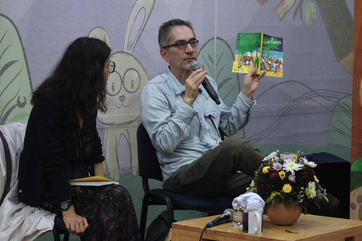 📚✨ Tarde de grandes historias en la #35FNLIyJ.

En el Salón de Actos, "Réx Régum de Bef" nos llevó a mundos llenos de acción e imaginación, mientras "Huérfanos", de Andrés Acosta con ilustraciones de Mariana Villanueva, nos conmovió con su emotiva trama.