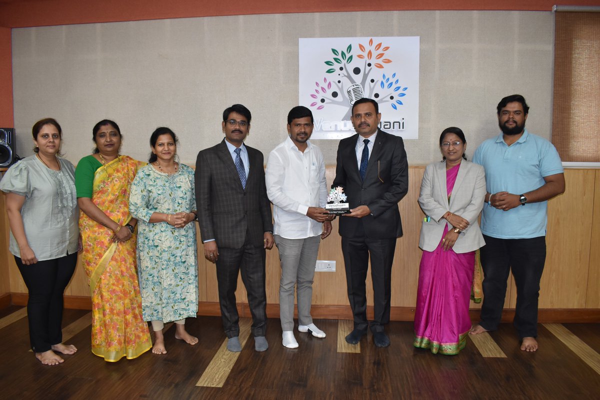 न्याय की रौशनी, हर कोने तक पहुँची

KLE वेणुध्वनि 90.4 FM पर लोक अदालत व विधिक सेवा प्राधिकरण की सीधी बात।
अब हर हक़ की आवाज़ सबके पास।
#NyaySabkeLiye #KanoonKiBaat #MIBIndia #PMOIndia #KLEVenudhwani904FM #LegalAwareness #VoiceOfJustice