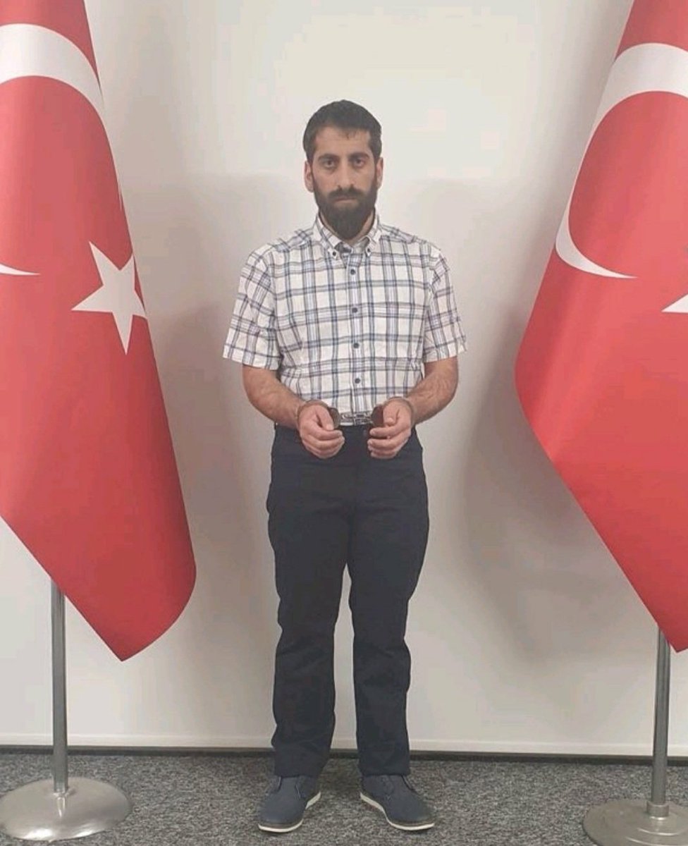 Derin Kuvvetler (@derinkuvvet) on Twitter photo 2021 yılında kırmızı kategoride aranırken MİT Operasyonu ile Irak'ın Kuzeyinde yakalanıp Türkiye'ye getirilen PKK/KCK üyesi Cemşit Demir'in 3 aydır Erzurum'da askerlik yaptığı ortaya çıktı. 2021 yılında kırmızı kategoride aranırken MİT Operasyonu ile Irak'ın Kuzeyinde yakalanıp Türkiye'ye getirilen PKK/KCK üyesi Cemşit Demir'in 3 aydır Erzurum'da askerlik yaptığı ortaya çıktı.