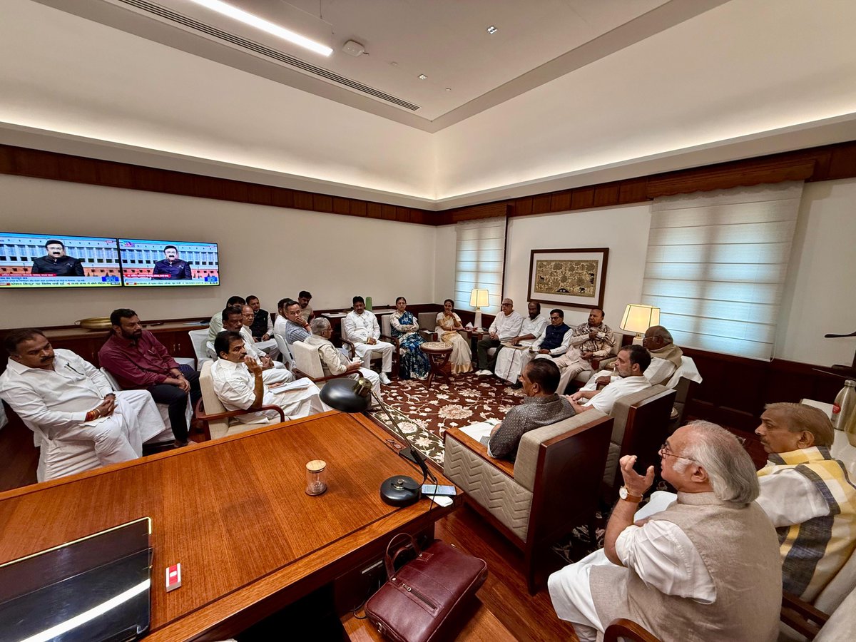 आज INDIA गठबंधन के फ्लोर लीडर्स की महत्वपूर्ण बैठक हुई। 

इस बैठक में कांग्रेस अध्यक्ष व राज्यसभा में नेता प्रतिपक्ष श्री <a href="/kharge/">Mallikarjun Kharge</a>, नेता विपक्ष श्री <a href="/RahulGandhi/">Rahul Gandhi</a> के साथ INDIA गठबंधन के सांसद मौजूद रहे।

📍 नई दिल्ली