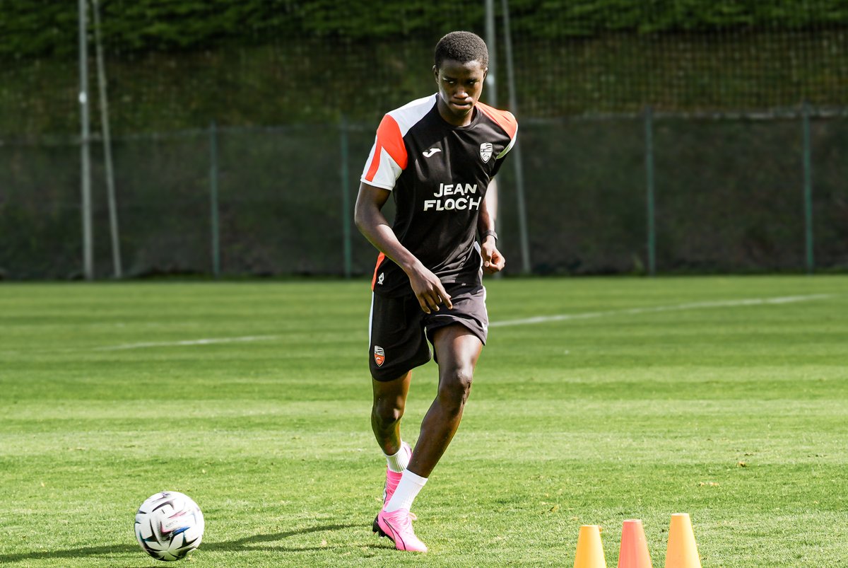 FCLorient's tweet photo. 𝐏𝐫𝐞𝐦𝐢𝐞𝐫𝐬 𝐩𝐚𝐬 𝐩𝐨𝐮𝐫 𝐥𝐞𝐬 𝐫𝐞𝐜𝐫𝐮𝐞𝐬 🆕 https://t.co/2HSB3GTC13