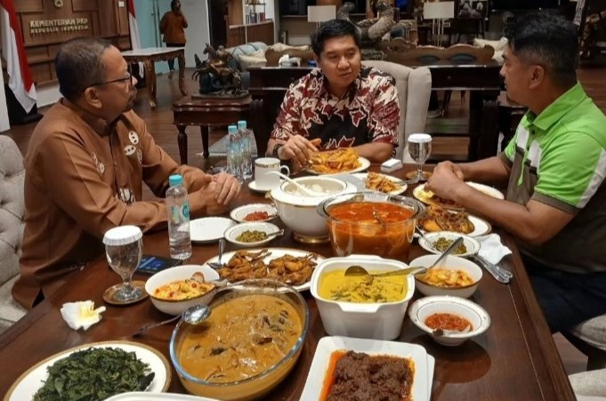 Begini nih baru bener makan makan bergizi gratis itu..

(Eh,itu bukannya makan besar dibiayai negara ya..?) 🤭😊😀