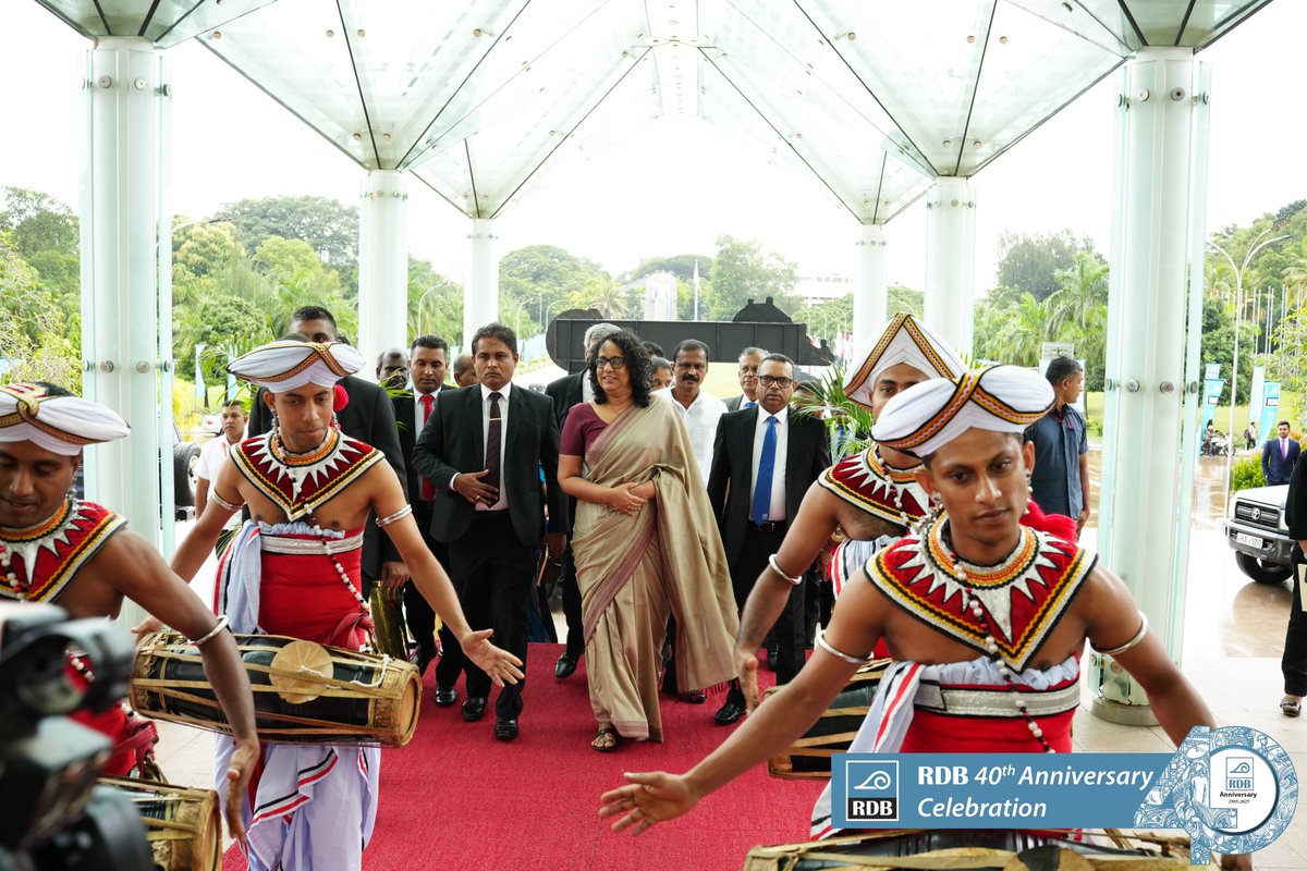 rdblanka's tweet photo. දෙපයින් නැගිටින ශ්‍රී ලාංකිකයින්ට මුලින්ම අත දුන් RDB බැංකුවේ 40 වන සංවත්සරයට සමගාමීව 2025 ජ��ලි 25 වන දින බණ්ඩාරනායක සම්මන්ත්‍රණ ශාලාවේදී  පැවැත්වූ සංවත්සර සැමරුම.
#RDB #regionaldevelopmentbank #මුළඉඳන්මදන්නකෙනෙක් #SriLanka  #2025 https://t.co/I0jVrOdWYe