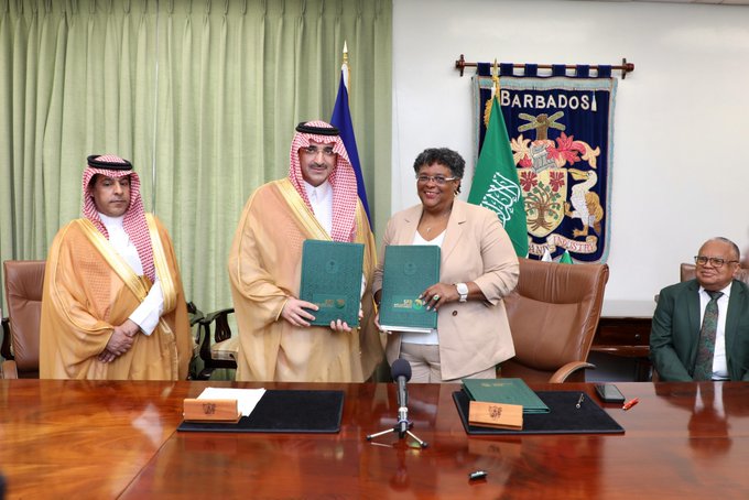 بدعم مالي يتجاوز 92 مليون دولار، وقع الصندوق السعودي للتنمية اتفاقيتي قرض تنموي مع حكومة بربادوس، في أول تعاون من نوعه بين الجانبين لدعم مشاريع البنية التحتية 