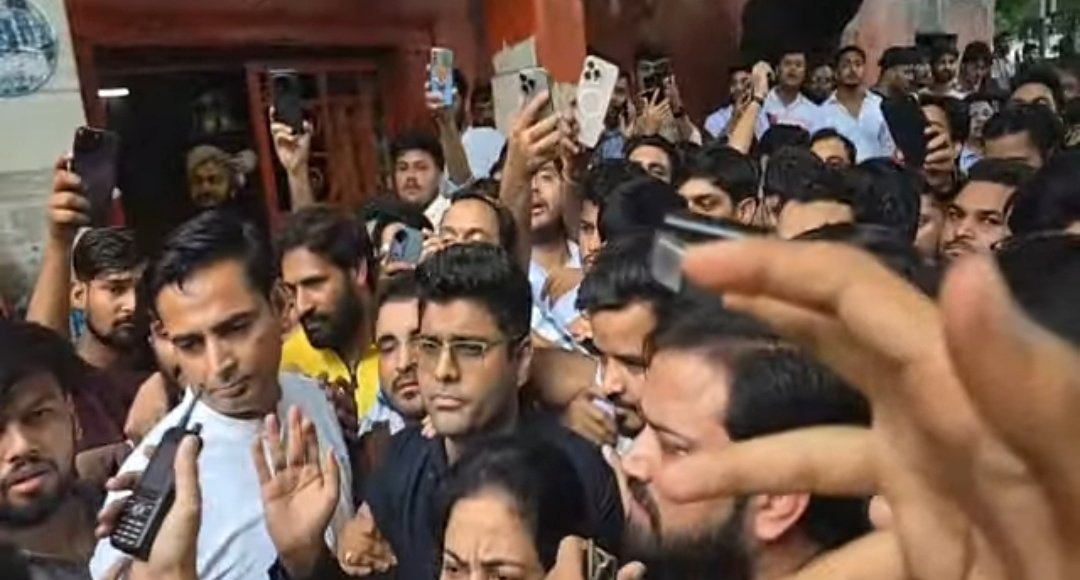 आज जो शिक्षक हमारे लिए आवाज़ उठा रहे थे,
उन्हें पुलिस ने पकड़ लिया, बस में भरकर ले गई!
संजीव सर का हाथ भी टूट गया!

शांति से हक मांगना भी अब गुनाह है?

यही है हमारा Vishwaguru!

एक गलत वोट पूरे देश को भुगतना पड़ता है😡😢

#SSC #SSCReforms #SSCMisManagement #SSCVendorFailure