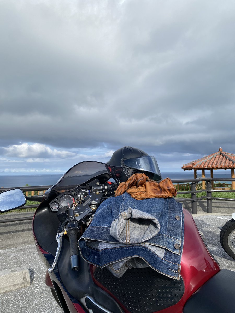 RyukyuRider's tweet image. 沖縄の気温30度。
降水確率50%だけど、晴れ☀️
隼でツーリング、からの知念岬だ。

#隼ツーリング #沖縄