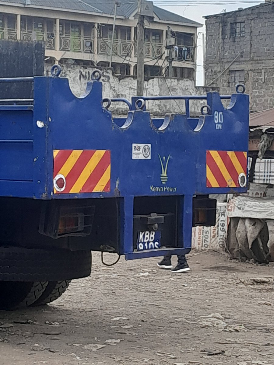 makulu_noella's tweet photo. Now @KenyaPower_Care sent technicians led by Mike to fix the cable. They got in to fix the dangerously hanging live wire. The landlady called Mike via Caretaker's phone. They exchanged numbers & Mike left before fixing. @KenyaPower doesn't care about the danger.
#Uhurus3rdTerm https://t.co/kkwjgzQyjH