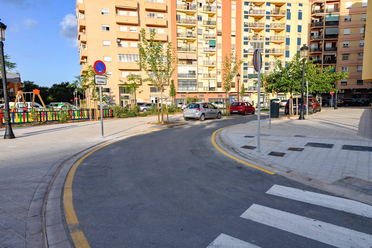 Oberts els nous carrers projectats en l'antic 'Cuartel de Ingenieros'📍#LaRaïosa després d'haver-se reurbanitzat l'entorn.
⚠️🚘Invertits els sentits dels c/de l'Uruguai (ara d'entrada des de St Vicent Màrtir) i del Marqués de Bellet (ara d'eixida a St Vicent Màrtir).

#trànsitVLC