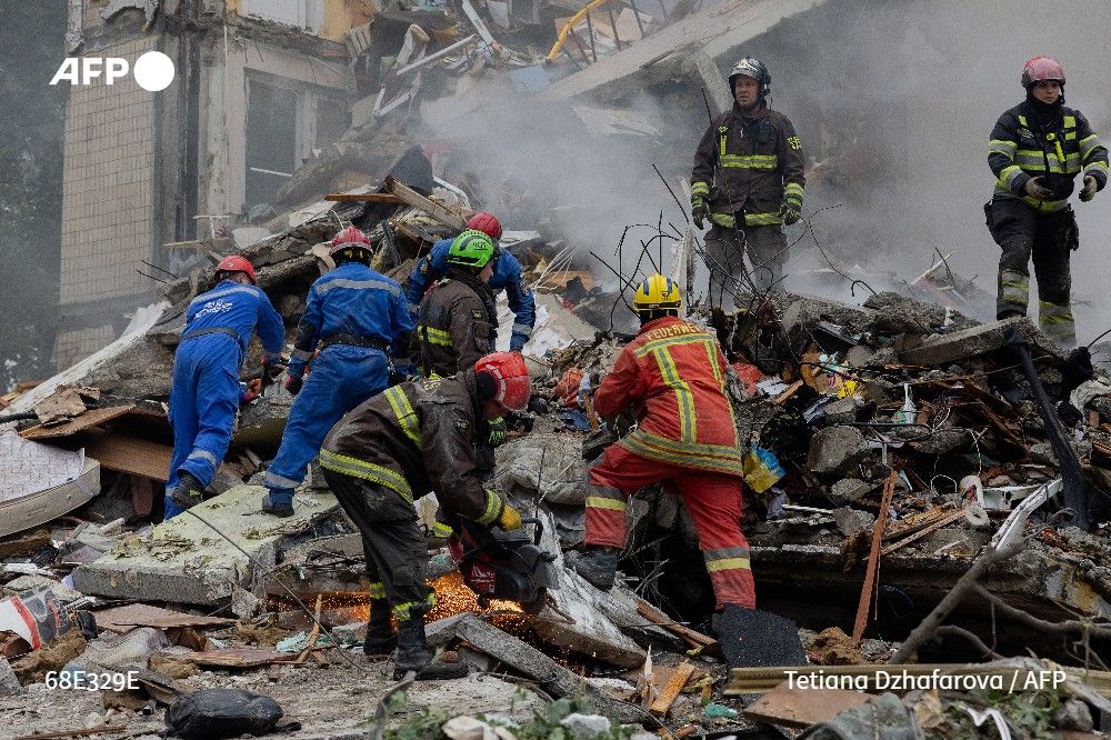 🇺🇦 🇷🇺 Ukraine : une attaque de missiles et de drones russes sur Kiev a fait au moins six morts et une cinquantaine de blessés jeudi à l'aube, selon des sources officielles ukrainiennes ⤵️