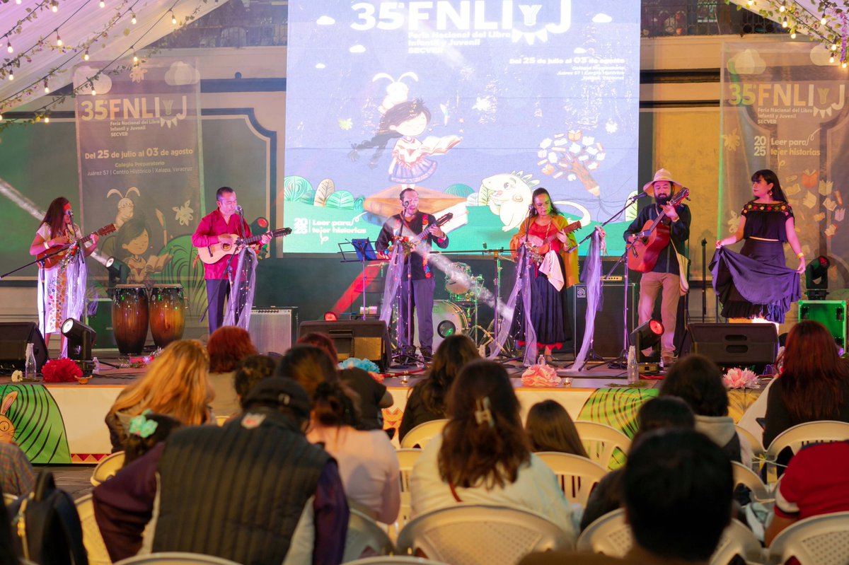🌙 Cerramos el día en la #35FNLIyJ con emoción y ritmo.

📖 Nuestra Gloria, los escombros, de Lucía Calderas, nos invitó a reflexionar,
y 🎶 Los Nietos de Don Fallo llenaron el escenario de alegría.

Gracias por acompañarnos, ¡nos vemos mañana!