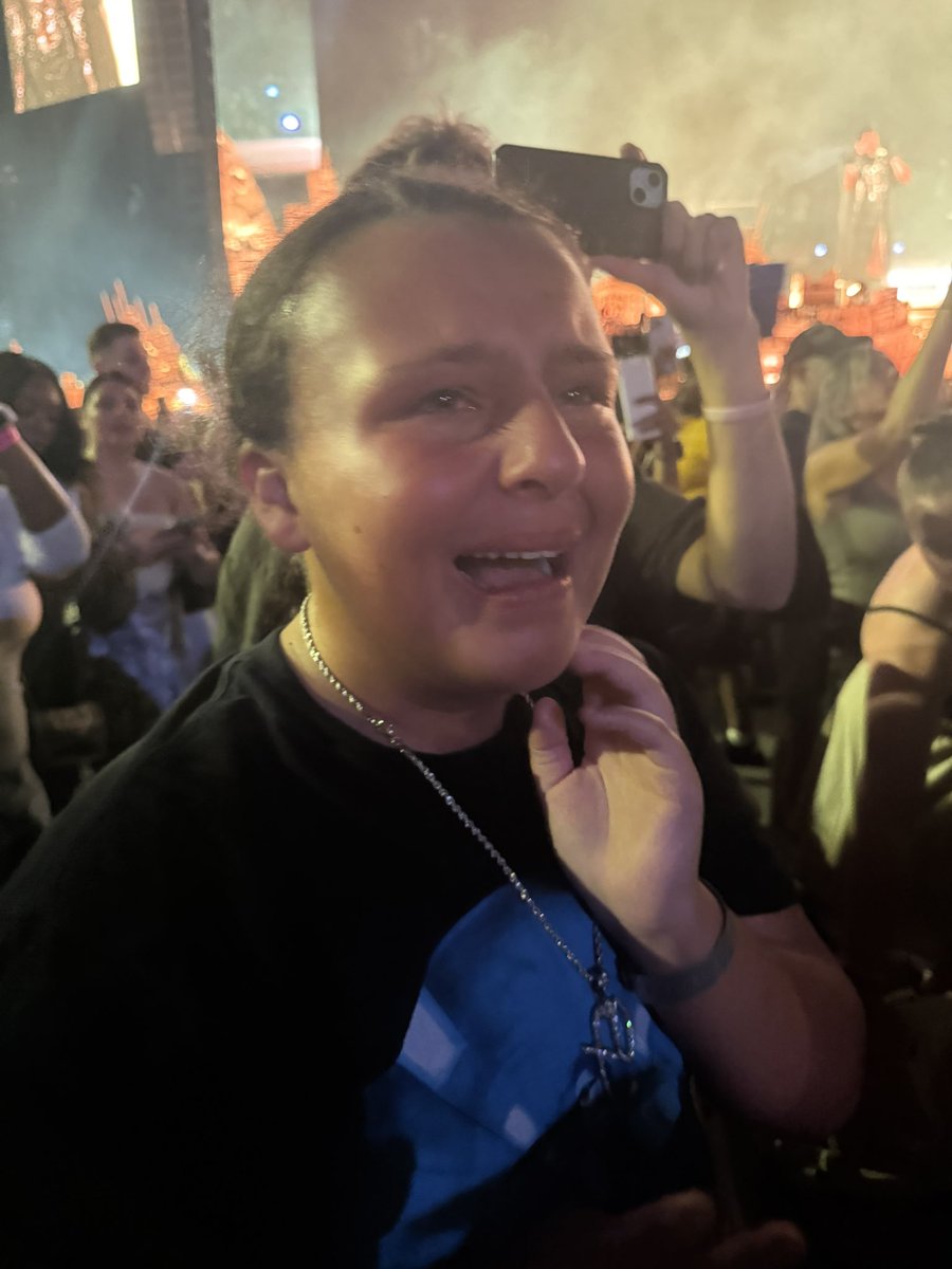 angmichelex's tweet photo. @theweeknd had my little sister in TEARS last night 😂🖤 https://t.co/bUslbe6rX2