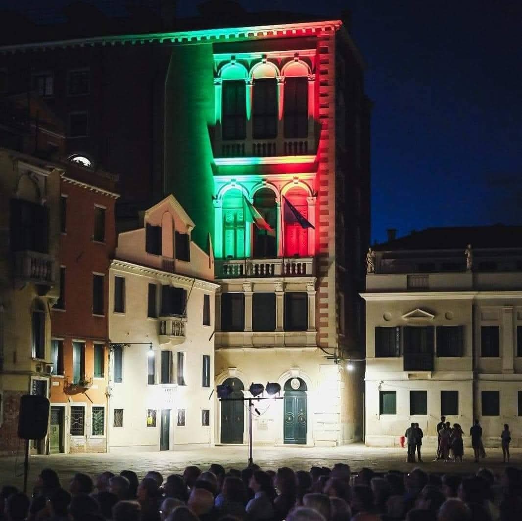 SimonVenturini's tweet photo. #VENEZIA • Domani torna il cinema all'aperto in Campo San Polo!
Grazie a #Cinemoving si rinnova una tradizione molto sentita in città.
Fino a Ferragosto saranno 14 le proiezioni dedicate al cinema europeo da vivere insieme tra lungometraggi, documentari e film di animazione. https://t.co/6PY7N0ZVGI