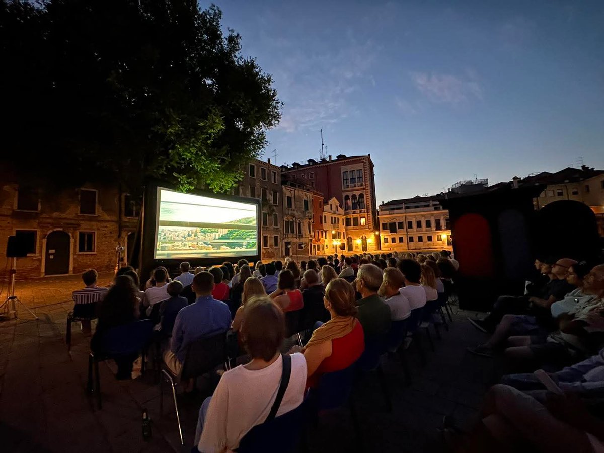 SimonVenturini's tweet photo. #VENEZIA • Domani torna il cinema all'aperto in Campo San Polo!
Grazie a #Cinemoving si rinnova una tradizione molto sentita in città.
Fino a Ferragosto saranno 14 le proiezioni dedicate al cinema europeo da vivere insieme tra lungometraggi, documentari e film di animazione. https://t.co/6PY7N0ZVGI