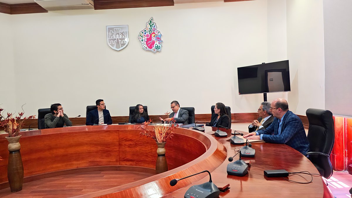 notariadomex's tweet photo. El presidente del @notariadomex, not. Ricardo Vargas Navarro, acompañado de integrantes del #CNNM, se reunió con la Agencia Digital de Innovación Pública (@LaAgenciaCDMX) del @GobCDMX, encabezada por su titular, Ángel Augusto Tamariz, y miembros del equipo, con quienes se conversó sobre el apoyo que podría brindar el notariado mexicano en la simplificación y digitalización de trámites relacionados con el Registro Público de la Propiedad. Además, se platicó sobre el Sello Digital Notarial y el desarrollo de la plataforma de actuación digital notarial.

En la reunión estuvieron presentes:
Not. Marianne Ollivier Morán, consejera del Colegio de Notarios de la CDMX.
Not. Héctor Victoria Maldonado, vicepresidente zona sureste.
Not. Marco Antonio Ruiz, integrante de la Comisión de Actuación Digital Notarial del #CNNM.
Lic. Carolina Franco, directora de Gobierno Digital de la Agencia Digital de Innovación Pública.
Mtro. Manuel Maldonado, director de Análisis de Datos.

#NotariadoMexicano #JuntosPorElNotariado