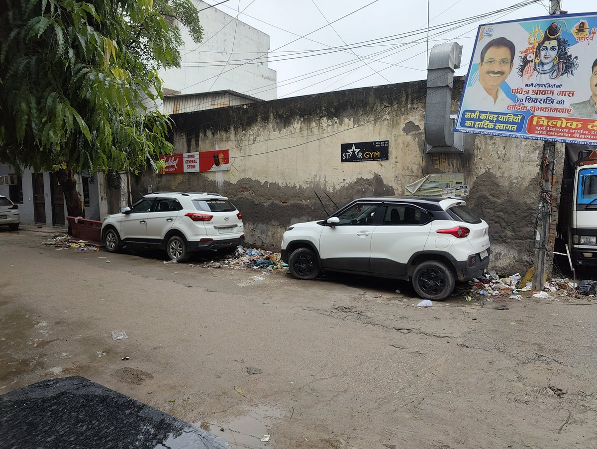 FixItCitizen's tweet image. This garbage heap in Freedom Fighters Enclave has been growing for weeks with no action from @MCD_Delhi 
📍 Location: Between Gate 1 &amp;amp; 2

@LtGovDelhi @CMODelhi @gupta_rekha @SwachhBharatGov @DelhiGovt

#CleanDelhi #SwachhBharat #GarbageProblem #SouthDelhi