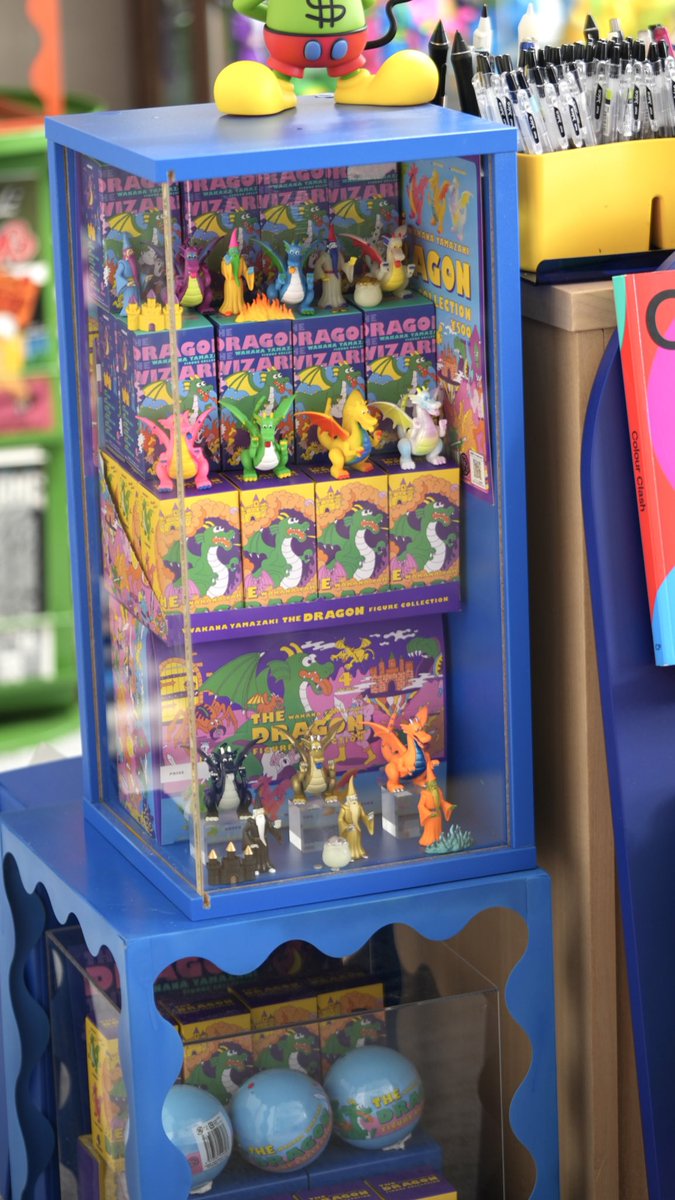 仕事デスク横のミニチュアコーナーに 「THE DRAGON & THE WIZARD