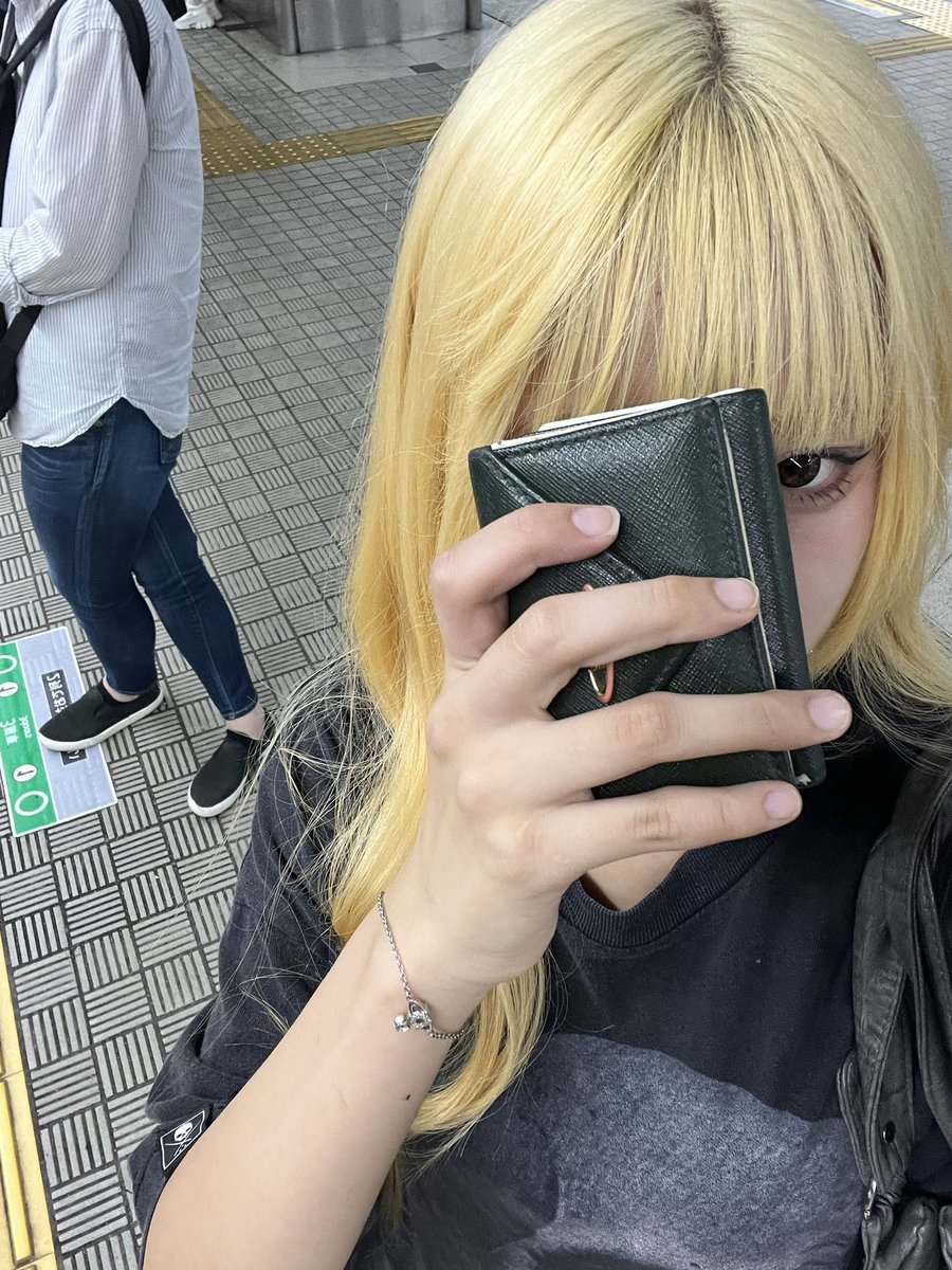 お久しぶりー金髪した