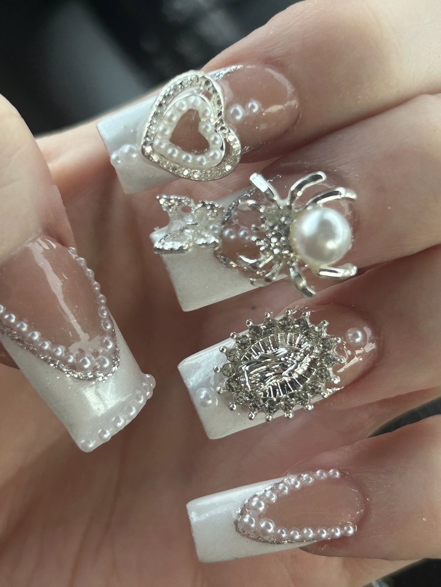 bday set 💅🕷️
wanted the spider to catch the butterfly with it’s pearl web🕸️🤍