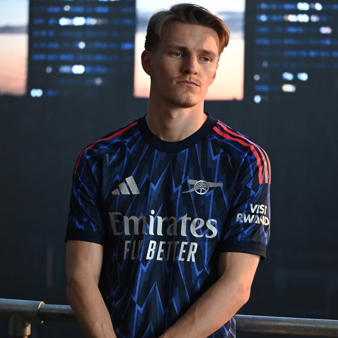 LIGHTNING STRIKES TWICE⚡️
-
The 25/26 adidas Arsenal away kit brings back the chaos of ’95 — what do you think?
-
#adidasfootball #AFC #Arsenal #Reimagined 🔁