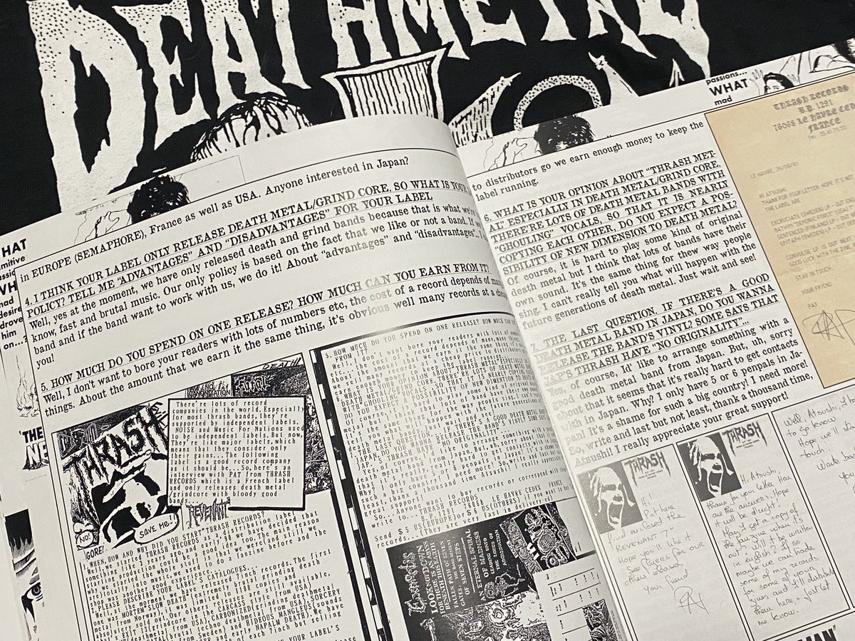 伝説的デスメタルレーベル
Thrash Recordsの歴史を綴った
“Screams from the underground”に
私が10代後半に作った同人誌が掲載されています。レーベルオーナーの故Patさんとのインタビューや手紙のやりとりも載っています。ご興味のある方は是非👍
#thrashrecords