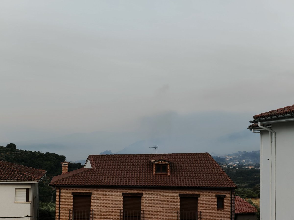 Así nos hemos levantado. #IFCuevasDelValle #IFMombeltrán #IFElArenal
<a href="/SanEstebanValle/">San Esteban del Valle</a> 
Incendio #Avila
No se ven helicópteros todavía. 
Gracias a todos los que nos cuidan.