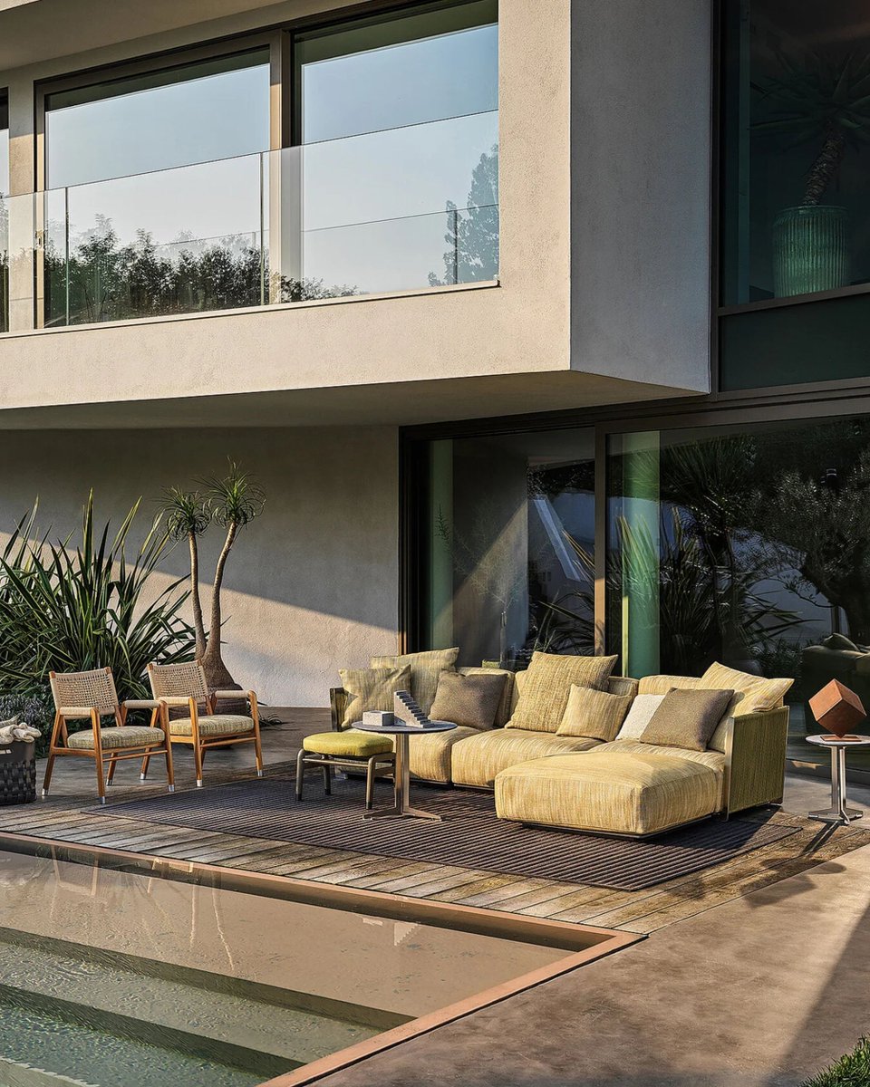 mozaik_design's tweet image. Flexform’un iç mekânda sevilen örme deseni, şimdi dış mekânla buluşuyor. Vulcano koleksiyonu, kişiselleştirilebilir yapısı ve dış koşullara dayanıklı malzeme seçimiyle tasarımın her ortamda var olabileceğini gösteriyor.

@Flexform_ITA
#Flexform #AntonioCitterio #MozaikDesign