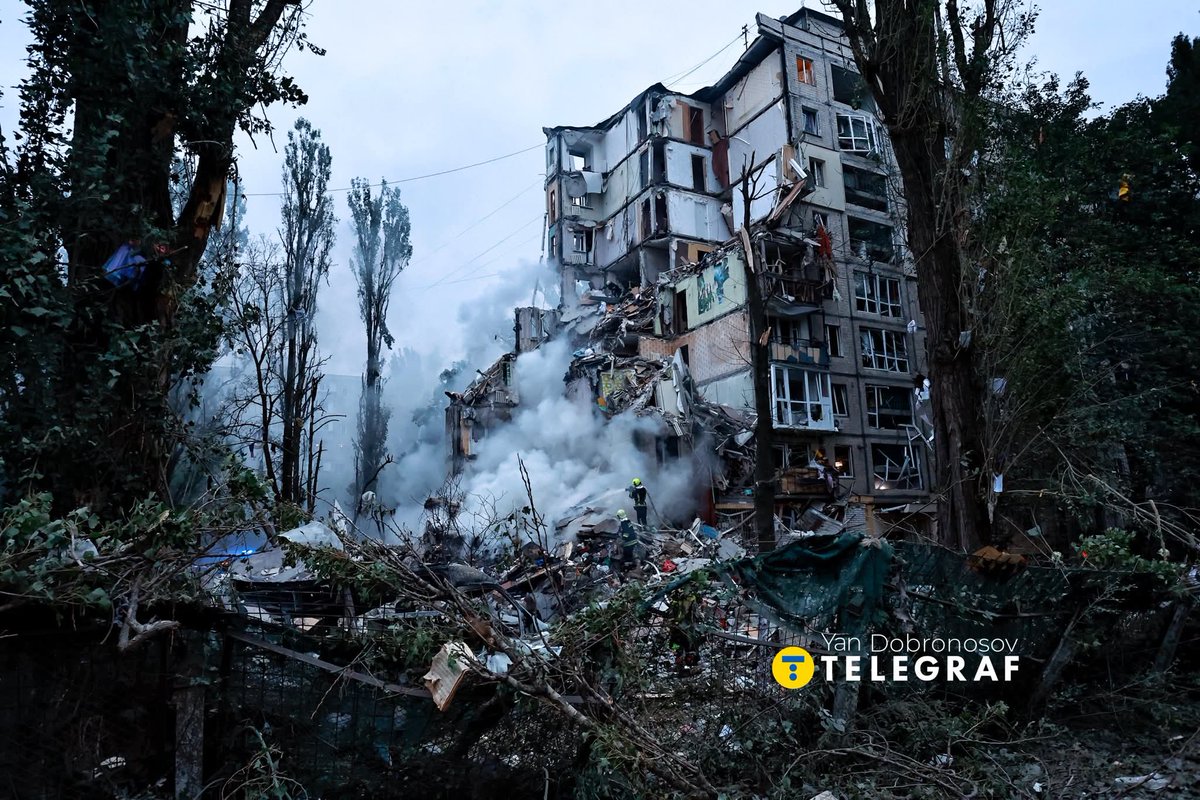 Жахливий ранок у Києві... рашистські нелюди завдали комбінованого удару по столиці. Поцілили ракетою в житловий будинок у Святошинському районі. Щонайменше 6 загиблих, понад 50 поранених, серед них діти. 

Наволоч біснується, бо все йде не за планом. Бо всім вже стають очевидними