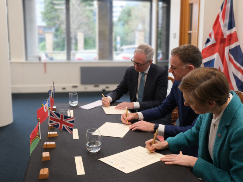UKinNZ's tweet image. The UK 🇬🇧 and NZ 🇳🇿 have signed the #TIDES agreement — backing clean energy access across the Pacific.

A $24m initiative, TIDES brings public &amp;amp; private finance together to help Pacific nations shift from fossil fuels to renewables.

Partnership in action. 🌏
#ClimateFinance