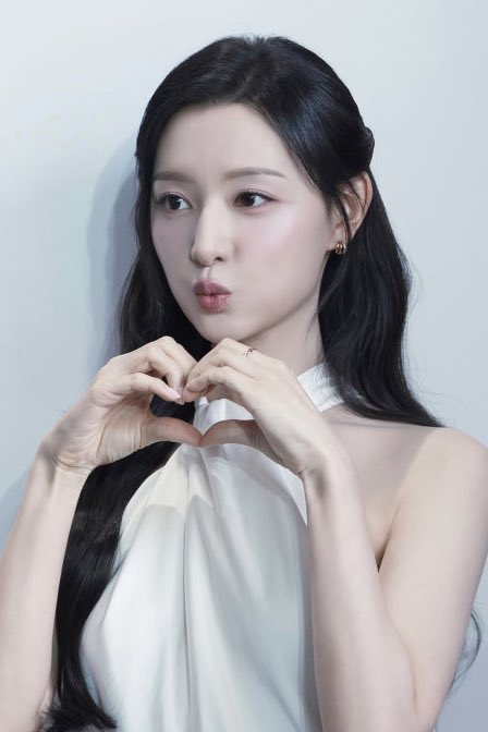 _ahrha's tweet image. 김지원 비하인드 매번 올라오는것마다 
오리입 커요미 한장씩 꼭 있어서 웃음나옴ㅠ