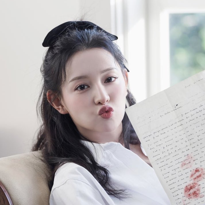 _ahrha's tweet image. 김지원 비하인드 매번 올라오는것마다 
오리입 커요미 한장씩 꼭 있어서 웃음나옴ㅠ