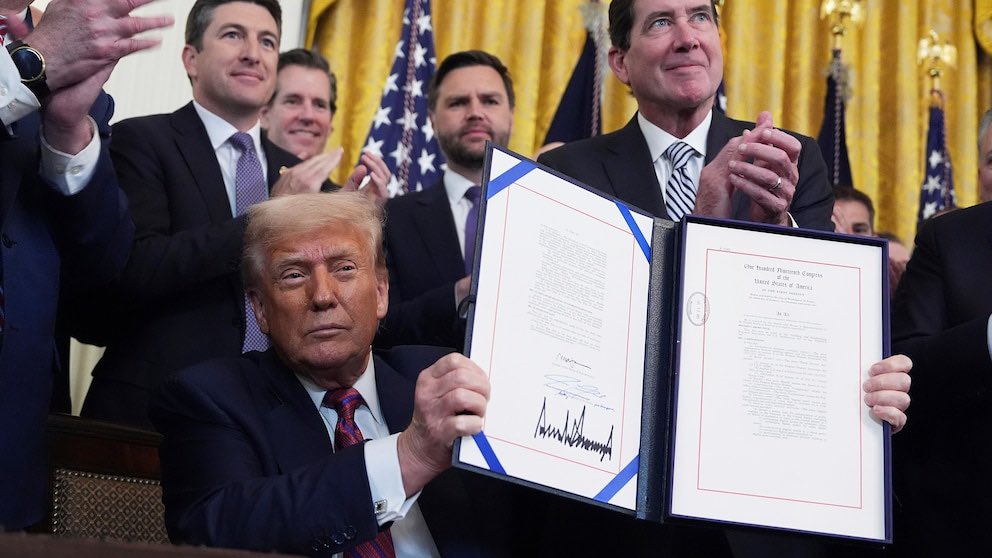 xrp_deutschland's tweet image. 🚨 BREAKING: Offizieller Krypto-Report der US-Regierung ist da! 🇺🇸📄
Der neue Bericht zur Executive Order 14178 verändert das Spiel – mit klaren Aussagen zu Regulation, Tokenisierung und strategischen Digitalreserven.

📌 Folgende Coins werden im Report namentlich erwähnt:
✅ XRP…