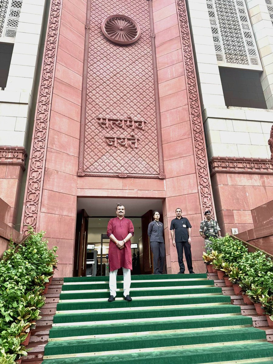 “लोकतंत्र के मंदिर की एक अविस्मरणीय यात्रा…” 🇮🇳मानसून सत्र के दौरान भारत की नई संसद में प्रवेश का सौभाग्य प्राप्त हुआ।
जय हिंद! 🙏🏻🇮🇳#नईसंसद #MonsoonSession #DemocracyTemple #NewParliament #PMModi #ProudIndian #संसदभवन #SatyamevJayate #LokSabhaDebate #RajyaSabha #BJPGovernment